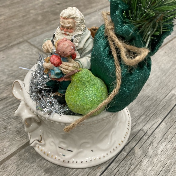 Santa and girl Christmas assemblage - Picture 9 of 13